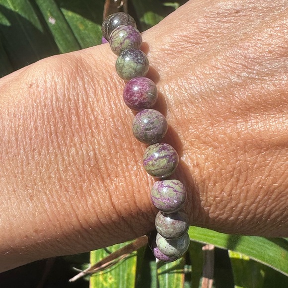 B97 Fine Atlantisite is Purple Stichtite & Green Serpentine 8mm Bead Bracelet - Picture 5 of 7